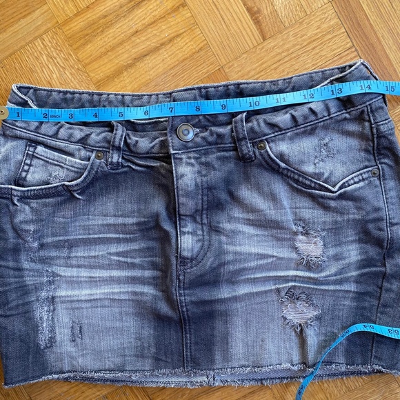 💥3/$25💥 H&M Distressed Denim Mini Skirt Gray Size 6 - Picture 5 of 7